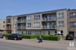 Recent gebouwd 2 slaapkamer type woonappartement in een kleine, rustig gelegen residentie. Dit ongemeubeld appartement op de gelijkvloerse verdieping biedt u een mooie woonkamer met volledig ingerichte keukenhoek, inkomhall, afzonderlijk toilet, bergplaats met aansluiting wasmachine, 2 slaapkamers uitgevend op een ruim en zonnig terras (+/- 50 m2), ... Dit appartement is beschikbaar vanaf 01/10/2019. Bij de maandelijkse prijs komen er geen bijkomende kosten gebouw/syndic. Onder deze tekst bij "documenten" vindt u een plannetje. (15/022)
